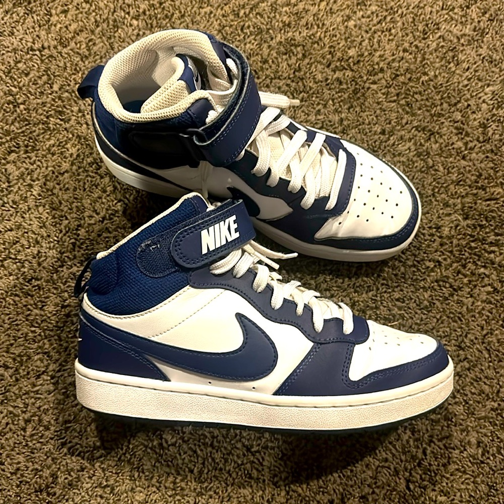 Nike grade school court Burrough size 5Y great shape!!